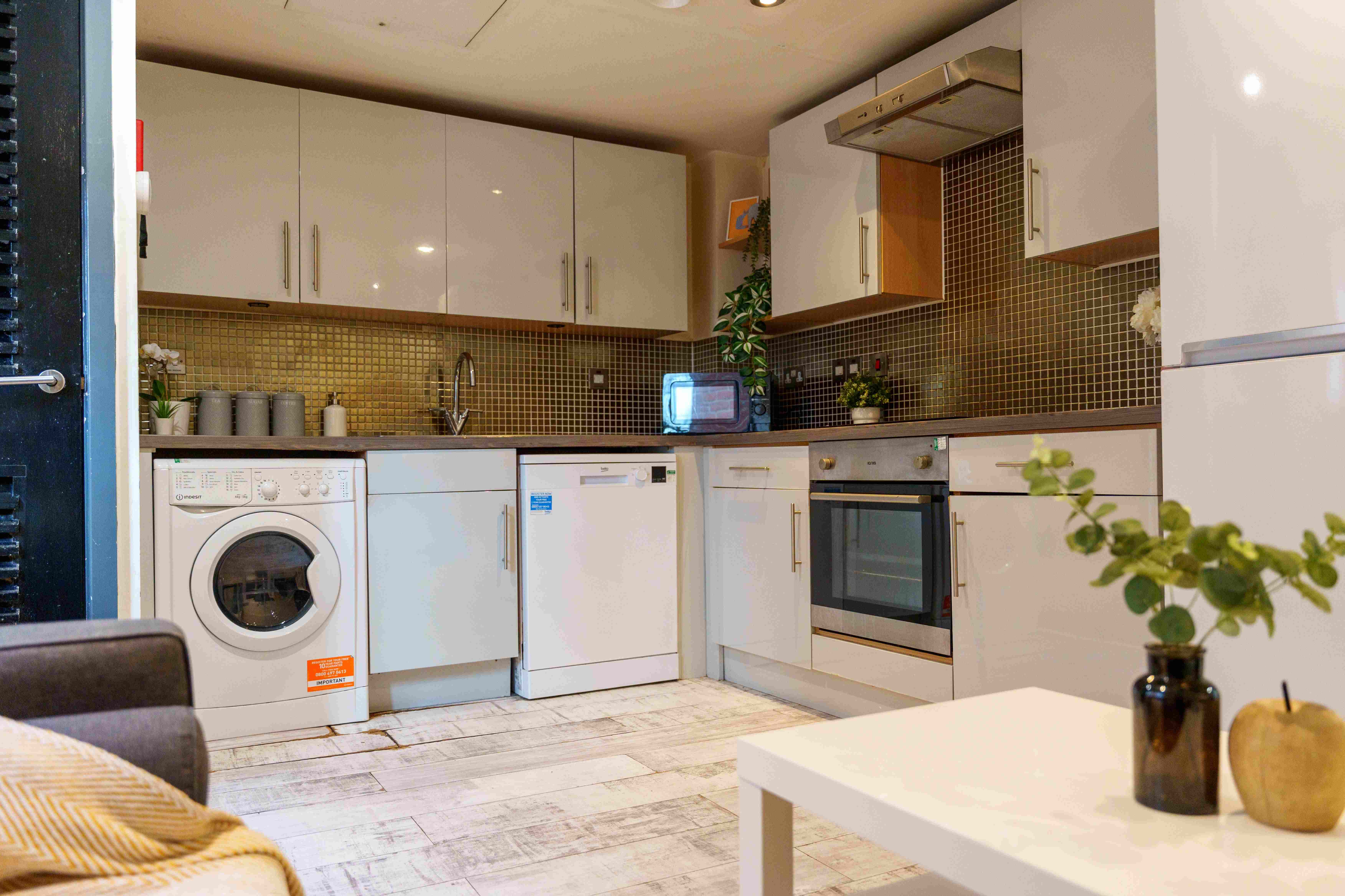 5 Regent Terrace - 5 Bed Apartment Image 2